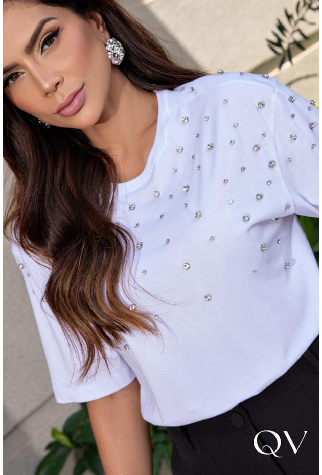 T-SHIRT EM MALHA PENTEADA STRASS BRANCO - LUZIA FAZZOLLI T-SHIRT EM MALHA PENTEADA STRASS BRANCO - LUZIA FAZZOLLI