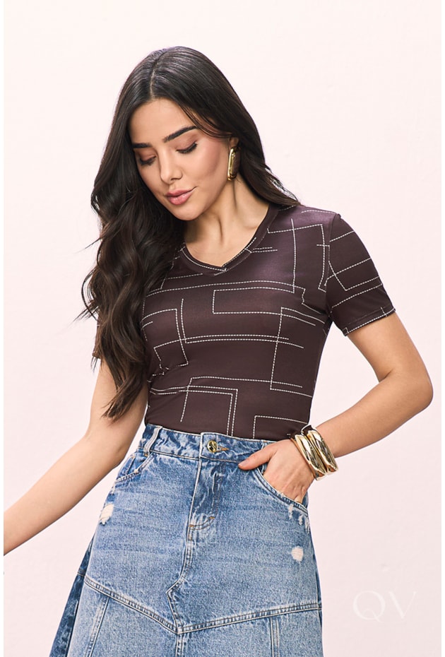 T-SHIRT ESTAMPADA EM MALHA GOLA V MARROM - TITANIUM JEANS