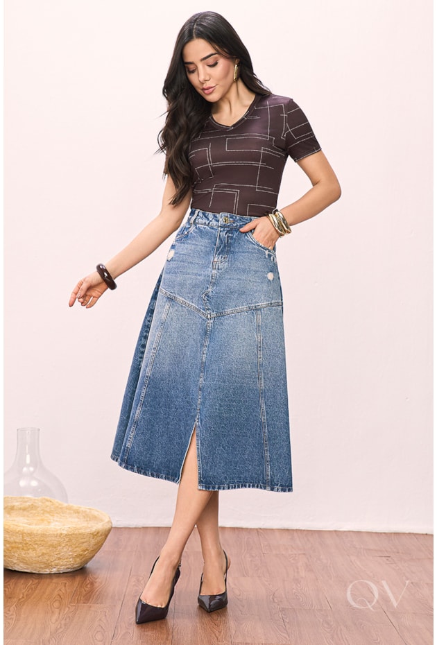 T-SHIRT ESTAMPADA EM MALHA GOLA V MARROM - TITANIUM JEANS