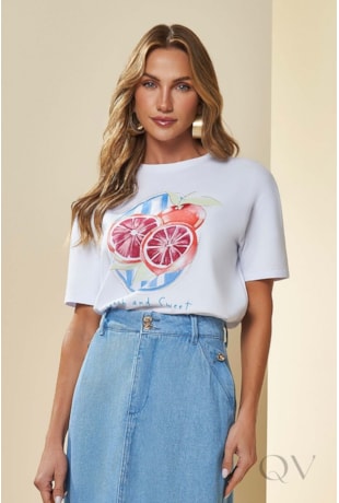 T-SHIRT ESTAMPADA EM MEIA MALHA BRANCO COM AZUL JEANS - DOCE TRAMA