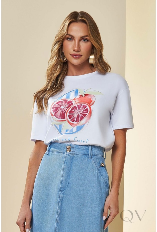 T-SHIRT ESTAMPADA EM MEIA MALHA BRANCO COM AZUL JEANS - DOCE TRAMA