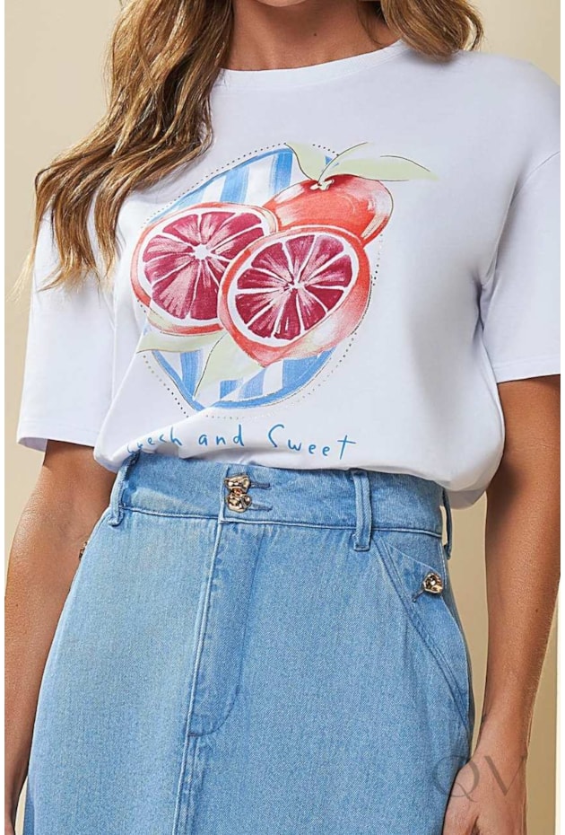 T-SHIRT ESTAMPADA EM MEIA MALHA BRANCO COM AZUL JEANS - DOCE TRAMA