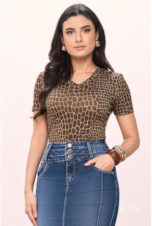 T-SHIRT GOLA V EM MALHA ESTAMPADA CORRIDA - TITANIUM JEANS