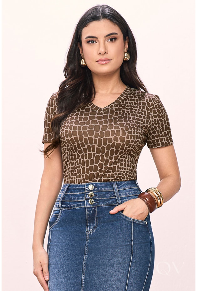 T-SHIRT GOLA V EM MALHA ESTAMPADA CORRIDA - TITANIUM JEANS