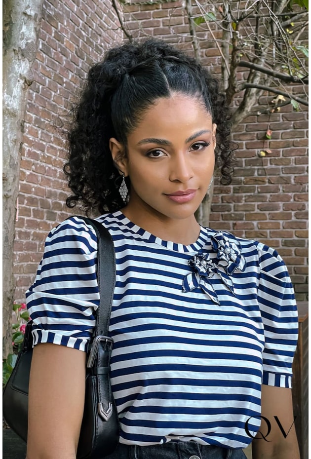 T-SHIRT LISTRADA BORDADO FLORES MARINHO - LUZIA FAZZOLLI T-SHIRT LISTRADA BORDADO FLORES MARINHO - LUZIA FAZZOLLI