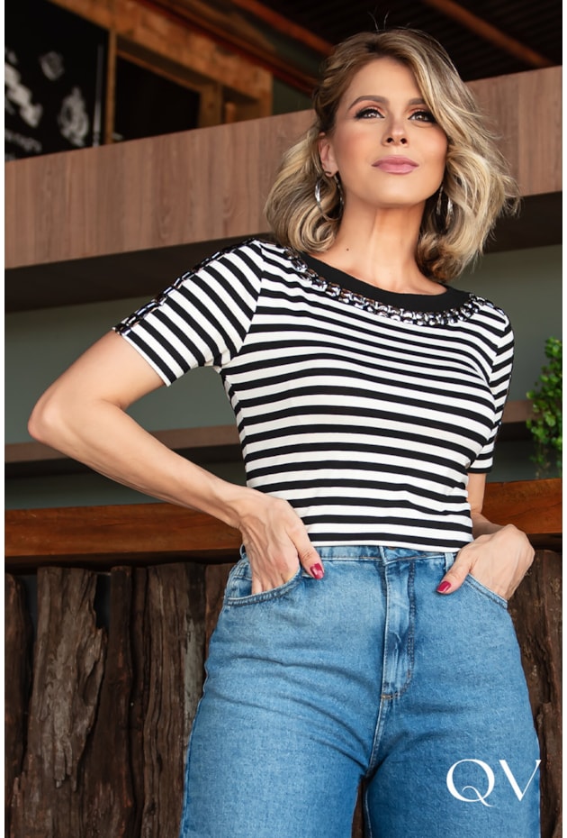 T-SHIRT LISTRADA COM PEDRARIAS PRETO - LUZIA FAZZOLLI T-SHIRT LISTRADA COM PEDRARIAS PRETO - LUZIA FAZZOLLI