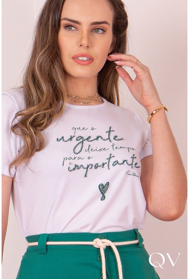 T-shirt Malha Algodão Com Bordado Verde Puro Sharmy Moda Evangélica Feminina  - QVestido