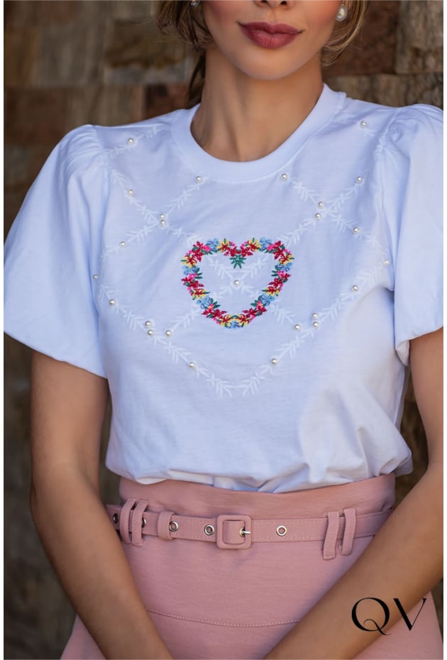 T-SHIRT MALHA BORDADA E APLICAÇÕES BRANCO - LUZIA FAZZOLLI T-SHIRT MALHA BORDADA E APLICAÇÕES BRANCO - LUZIA FAZZOLLI