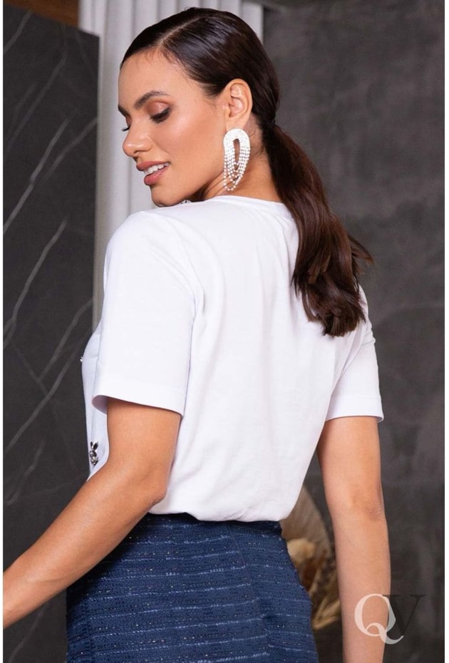 T-SHIRT MALHA BORDADA PEDRARIAS BRANCO - LUZIA FAZZOLLI T-SHIRT MALHA BORDADA PEDRARIAS BRANCO - LUZIA FAZZOLLI