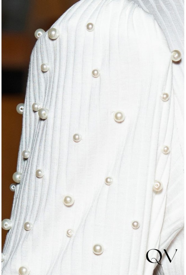 T-SHIRT MALHA CANELADA COM PÉROLAS OFF WHITE - EVA BELLA T-SHIRT MALHA CANELADA COM PÉROLAS OFF WHITE - EVA BELLA