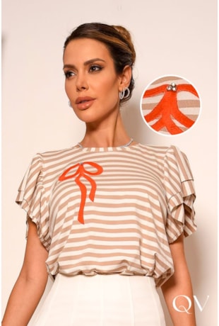 T-SHIRT MALHA COM BORDADO LAÇO LISTRADA BEGE - LUZIA FAZZOLLI