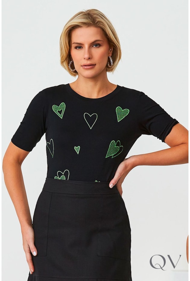 T-SHIRT MANGA CURTA COM BORDADO CORAÇÃO PRETO - CORA CANELA T-SHIRT MANGA CURTA COM BORDADO CORAÇÃO PRETO - CORA CANELA