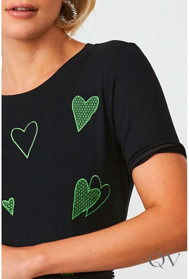 T-SHIRT MANGA CURTA COM BORDADO CORAÇÃO PRETO - CORA CANELA T-SHIRT MANGA CURTA COM BORDADO CORAÇÃO PRETO - CORA CANELA