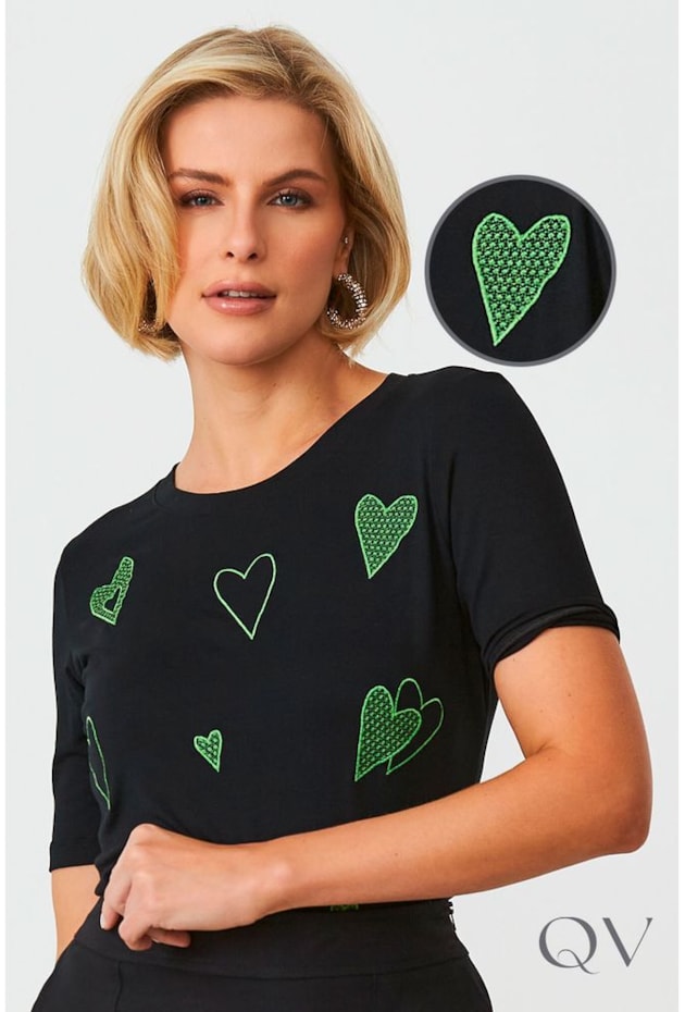T-SHIRT MANGA CURTA COM BORDADO CORAÇÃO PRETO - CORA CANELA T-SHIRT MANGA CURTA COM BORDADO CORAÇÃO PRETO - CORA CANELA