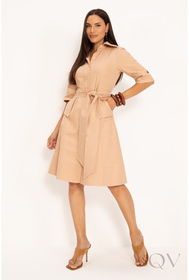 VESTIDO CHEMISE CLÁSSICO EM SARJA NUDE COM PESPONTOS - LEKAZIS VESTIDO CHEMISE CLÁSSICO EM SARJA NUDE COM PESPONTOS - LEKAZIS