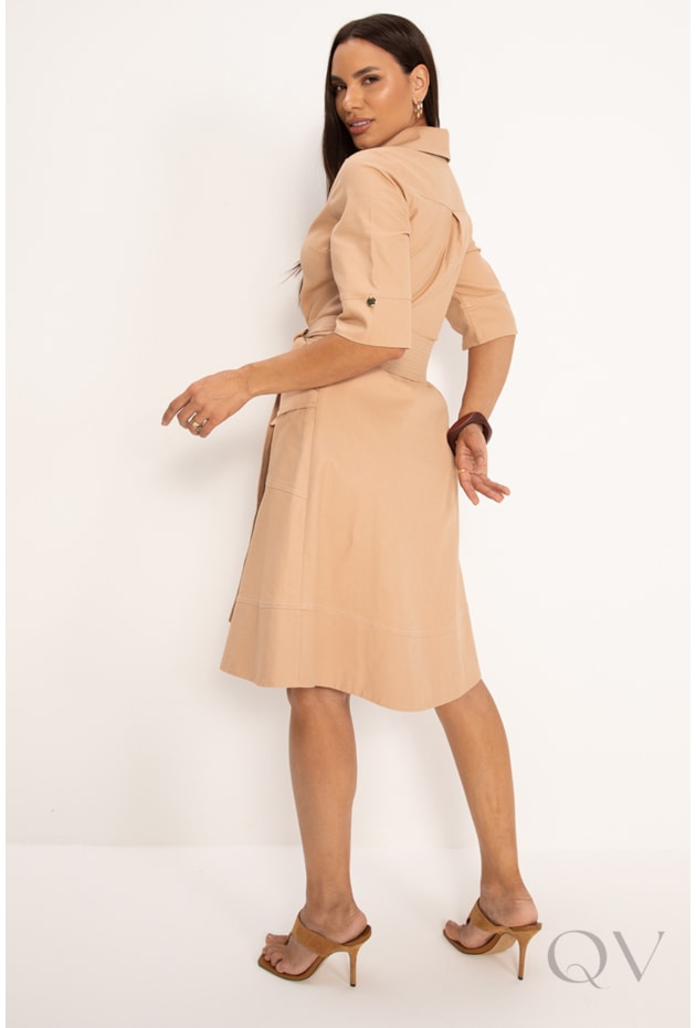 VESTIDO CHEMISE CLÁSSICO EM SARJA NUDE COM PESPONTOS - LEKAZIS VESTIDO CHEMISE CLÁSSICO EM SARJA NUDE COM PESPONTOS - LEKAZIS