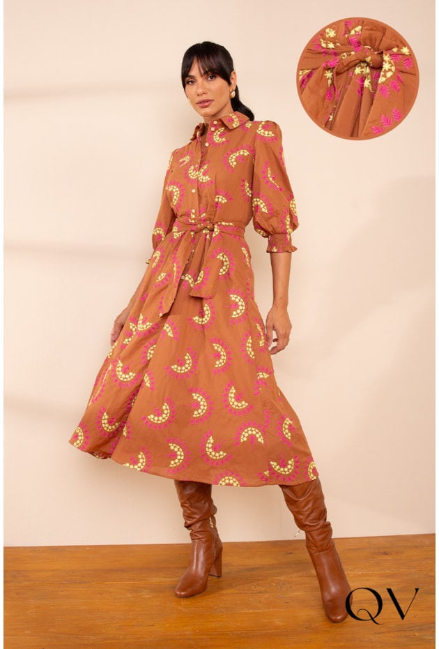 VESTIDO CHEMISE EM LAISE BORDADO CARAMELO - LEKAZIS VESTIDO CHEMISE EM LAISE BORDADO CARAMELO - LEKAZIS