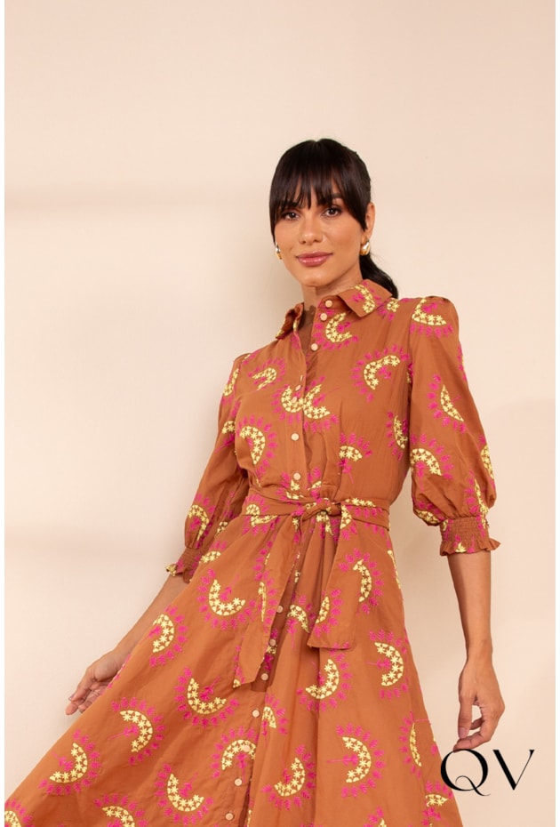 VESTIDO CHEMISE EM LAISE BORDADO CARAMELO - LEKAZIS VESTIDO CHEMISE EM LAISE BORDADO CARAMELO - LEKAZIS