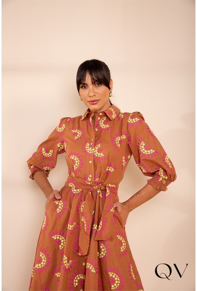 VESTIDO CHEMISE EM LAISE BORDADO CARAMELO - LEKAZIS VESTIDO CHEMISE EM LAISE BORDADO CARAMELO - LEKAZIS