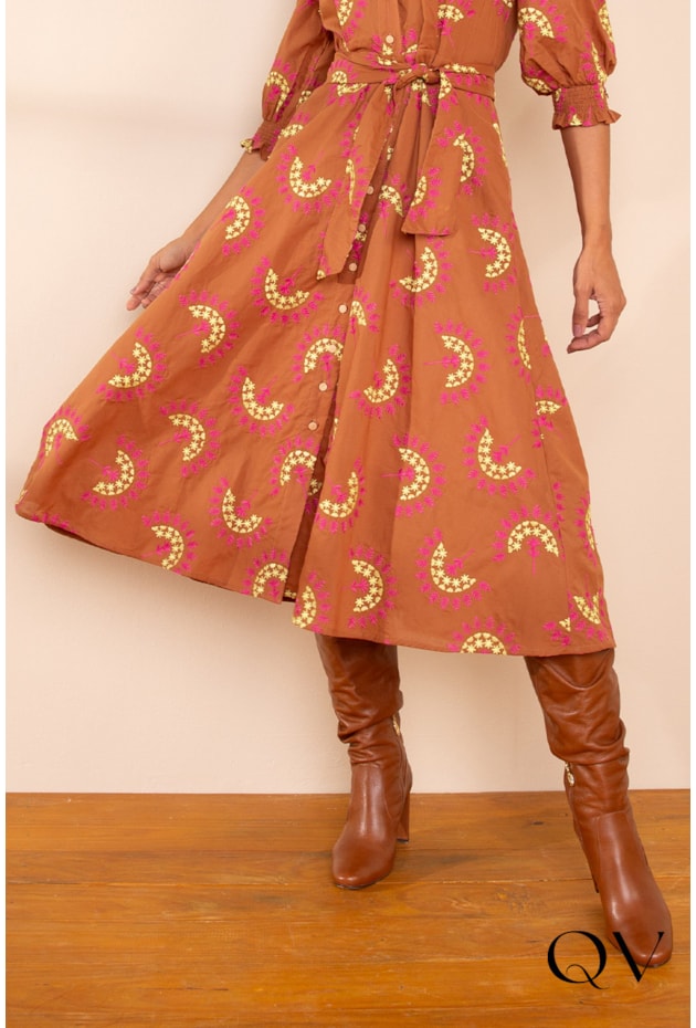 VESTIDO CHEMISE EM LAISE BORDADO CARAMELO - LEKAZIS VESTIDO CHEMISE EM LAISE BORDADO CARAMELO - LEKAZIS