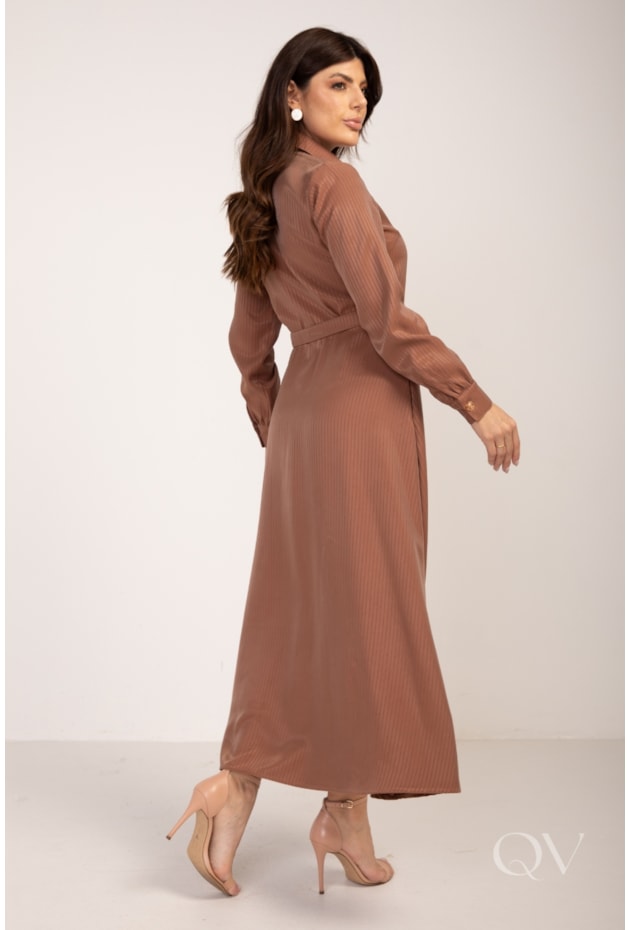 VESTIDO CHEMISE LONGO LISTRADO EM VISCOSE ALFAIATARIA CARAMELO - LEKAZIS
