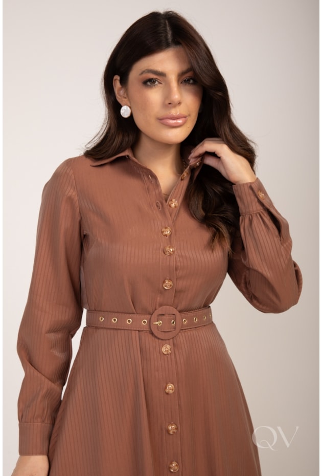 VESTIDO CHEMISE LONGO LISTRADO EM VISCOSE ALFAIATARIA CARAMELO - LEKAZIS
