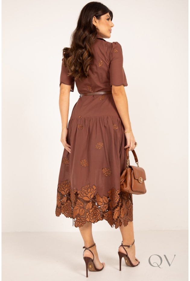 VESTIDO CHEMISE MIDI BORDADA EM CAMBRAIA MARROM - LEKAZIS