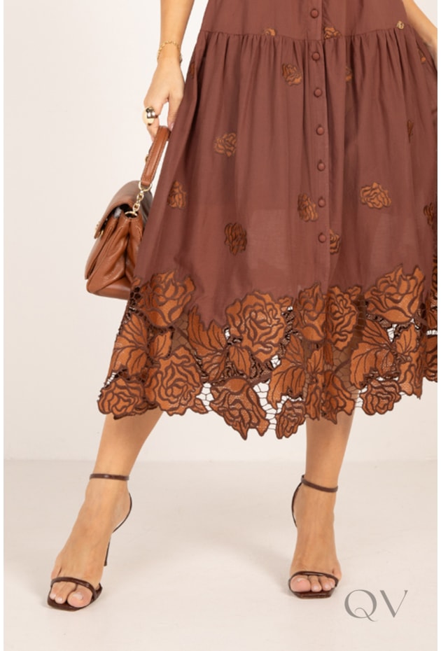 VESTIDO CHEMISE MIDI BORDADA EM CAMBRAIA MARROM - LEKAZIS