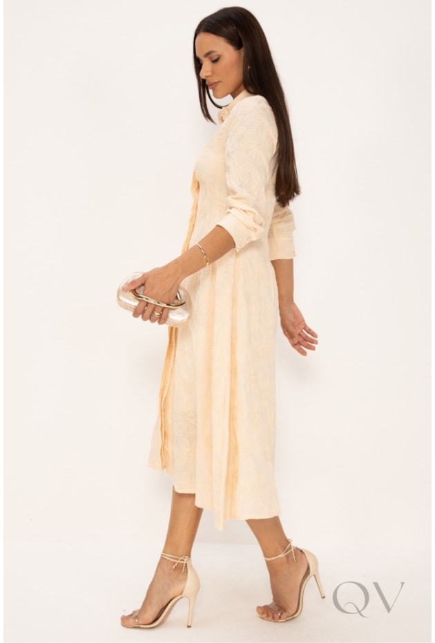 VESTIDO CHEMISE MIDI BORDADO EM LAISE DE CORDONÊ EM ALGODÃO MANTEIGA - LEKAZIS VESTIDO CHEMISE MIDI BORDADO EM LAISE DE CORDONÊ EM ALGODÃO MANTEIGA - LEKAZIS