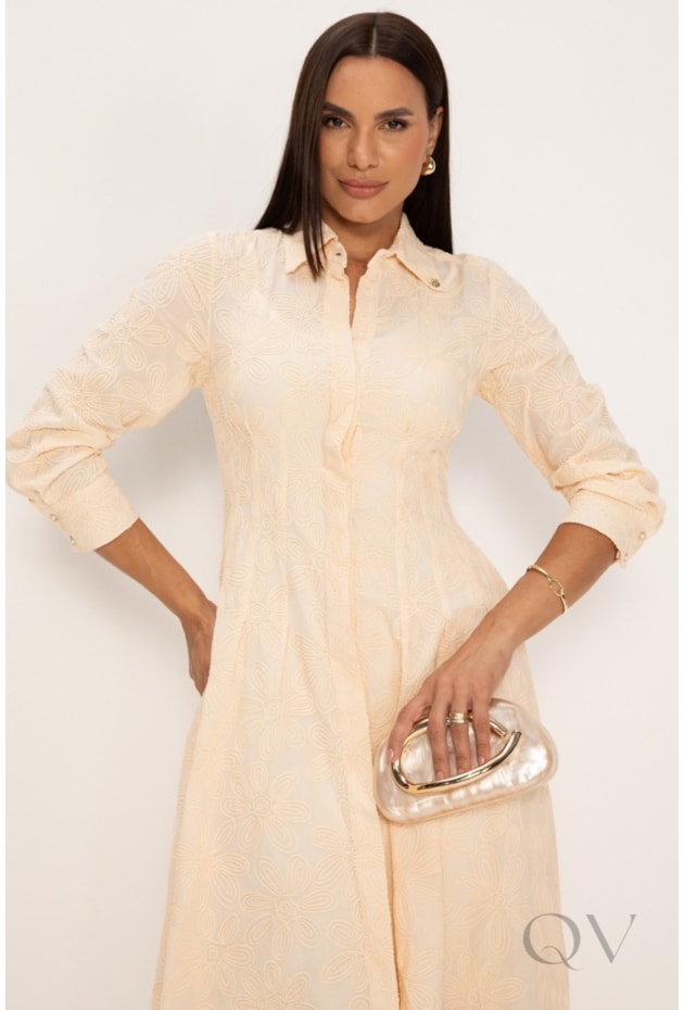 VESTIDO CHEMISE MIDI BORDADO EM LAISE DE CORDONÊ EM ALGODÃO MANTEIGA - LEKAZIS VESTIDO CHEMISE MIDI BORDADO EM LAISE DE CORDONÊ EM ALGODÃO MANTEIGA - LEKAZIS