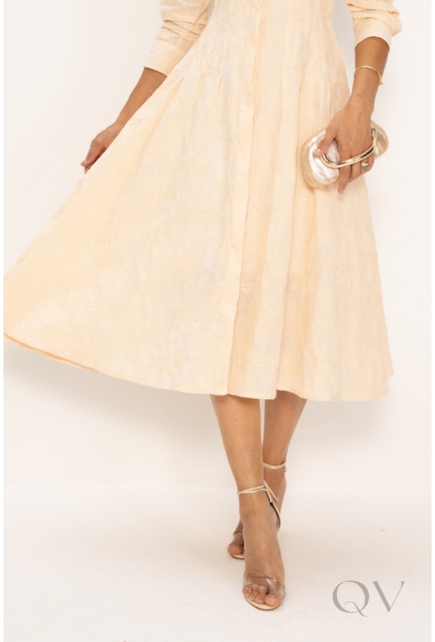 VESTIDO CHEMISE MIDI BORDADO EM LAISE DE CORDONÊ EM ALGODÃO MANTEIGA - LEKAZIS VESTIDO CHEMISE MIDI BORDADO EM LAISE DE CORDONÊ EM ALGODÃO MANTEIGA - LEKAZIS