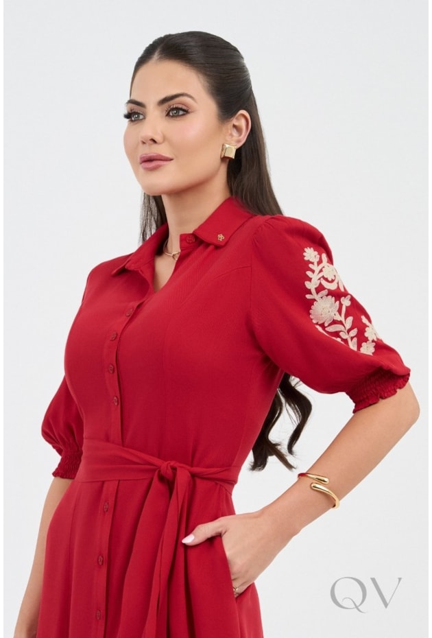 VESTIDO CHEMISE MIDI BORDADO NA MANGA EM VISCOSE VERMELHO - VIA TOLENTINO
