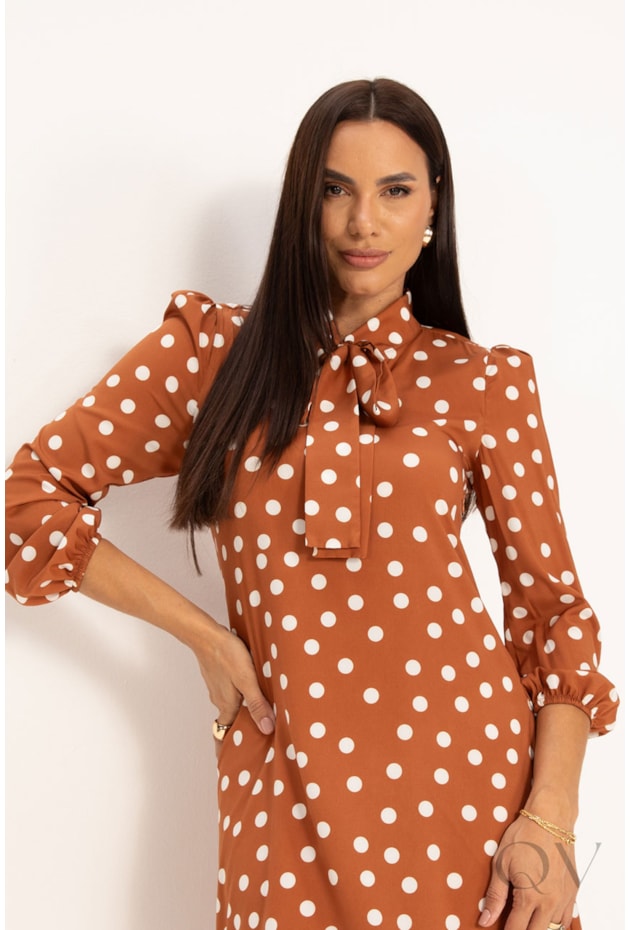 VESTIDO CLÁSSICO EM SOFT COM POÁS CARAMELO - LEKAZIS VESTIDO CLÁSSICO EM SOFT COM POÁS CARAMELO - LEKAZIS