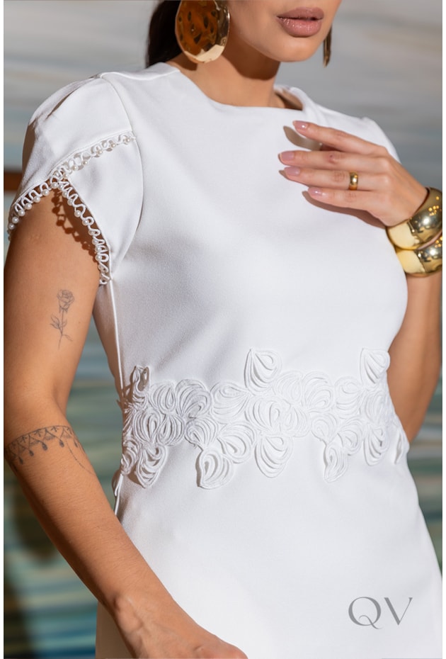 VESTIDO COM APLICAÇÃO DE PEROLAS EM CREPE OFF WHITE - LUZIA FAZZOLLI