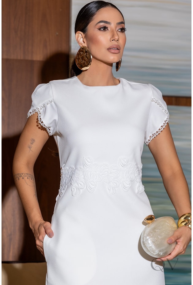 VESTIDO COM APLICAÇÃO DE PEROLAS EM CREPE OFF WHITE - LUZIA FAZZOLLI