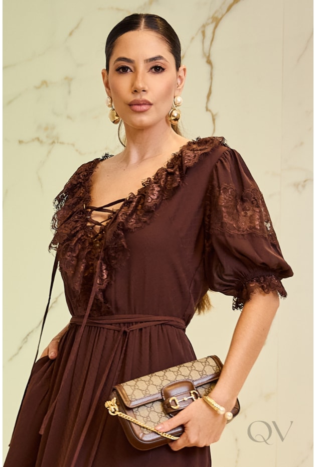 VESTIDO COM RENDA CHANTILY EM CHIFFON MARROM - LUZIA FAZZOLLI