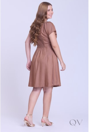 VESTIDO CURTO COM BOTÕES FRONTAIS EM TECIDO PLANO MARROM - HAPUK