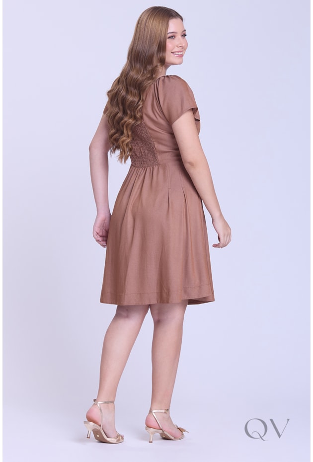 VESTIDO CURTO COM BOTÕES FRONTAIS EM TECIDO PLANO MARROM - HAPUK