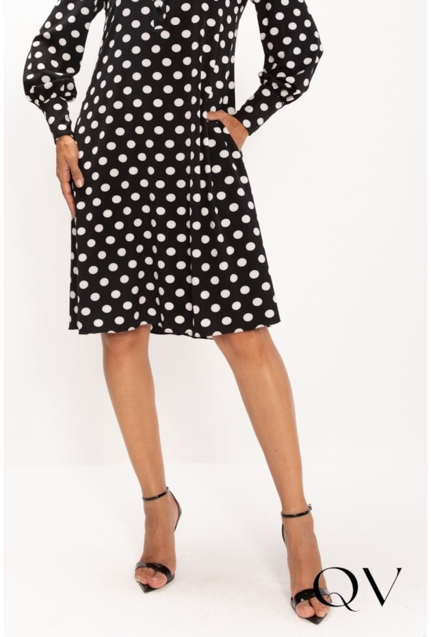 VESTIDO CURTO EM PLANO SOFT PRETO COM POÁS BRANCO - LEKAZIS