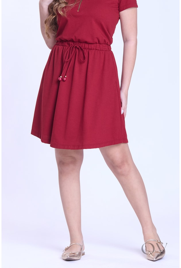 VESTIDO CURTO EVASÊ EM MALHA MAQUINETADA BORDÔ - HAPUK