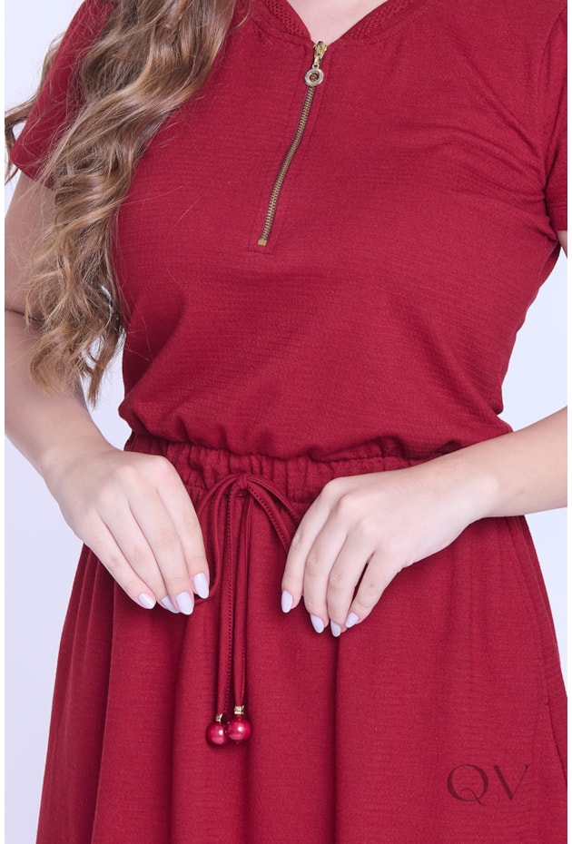 VESTIDO CURTO EVASÊ EM MALHA MAQUINETADA BORDÔ - HAPUK