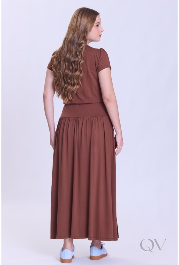VESTIDO DE MANGA CURTA E FENDA EM MOLETINHO MARROM - HAPUK