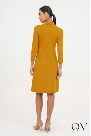 VESTIDO EM MALHA EVASÊ MOSTARDA - VIA TOLENTINO 