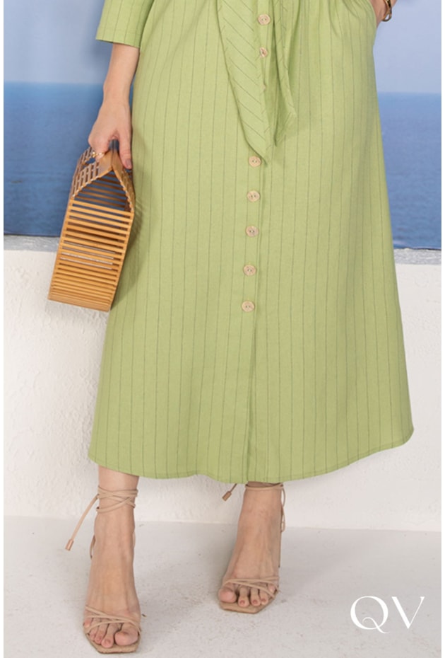 VESTIDO EM VISCOLINHO RISCA DE GIZ PISTACHE - LEKAZIS VESTIDO EM VISCOLINHO RISCA DE GIZ PISTACHE - LEKAZIS