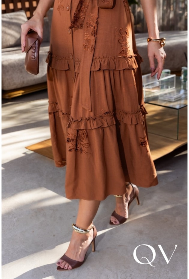 VESTIDO GODÊ EM VOIL E VISCOSE BORDADO MARROM - LUZIA FAZZOLLI