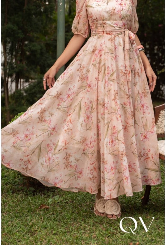 VESTIDO MAX MIDI EM CHIFFON TOQUE DE SEDA FLORAL ROSA - JANY PIM