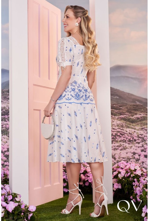 VESTIDO MIDI DECOTE QUADRADO COM BORDADO AZUL - FASCÍNIUS VESTIDO MIDI DECOTE QUADRADO COM BORDADO AZUL - FASCÍNIUS