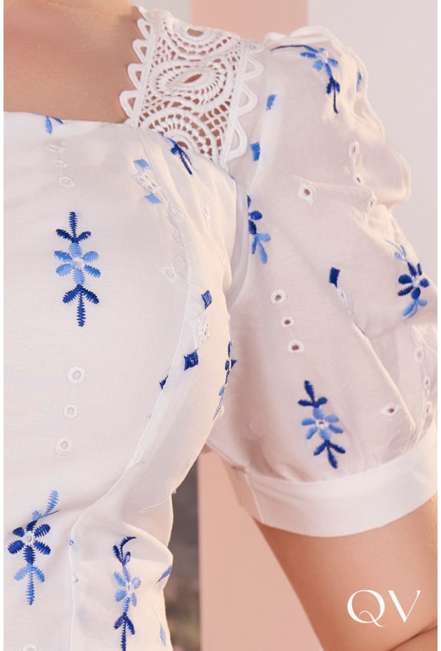 VESTIDO MIDI DECOTE QUADRADO COM BORDADO AZUL - FASCÍNIUS VESTIDO MIDI DECOTE QUADRADO COM BORDADO AZUL - FASCÍNIUS