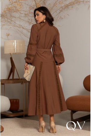 VESTIDO MIDI EM ALFAIATARIA COM ENTREMEIOS MARROM - LUZIA FAZZOLLI
