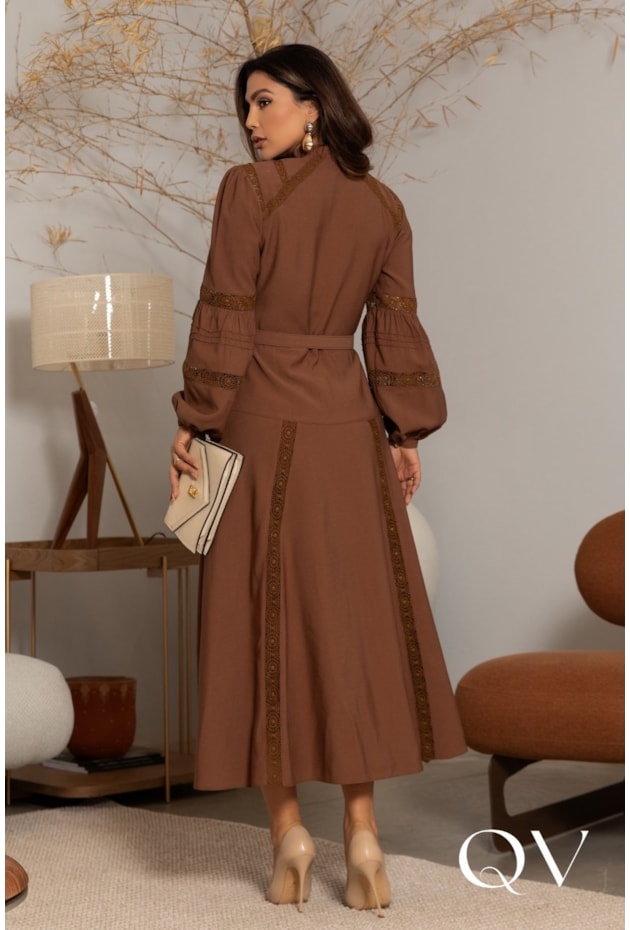 VESTIDO MIDI EM ALFAIATARIA COM ENTREMEIOS MARROM - LUZIA FAZZOLLI